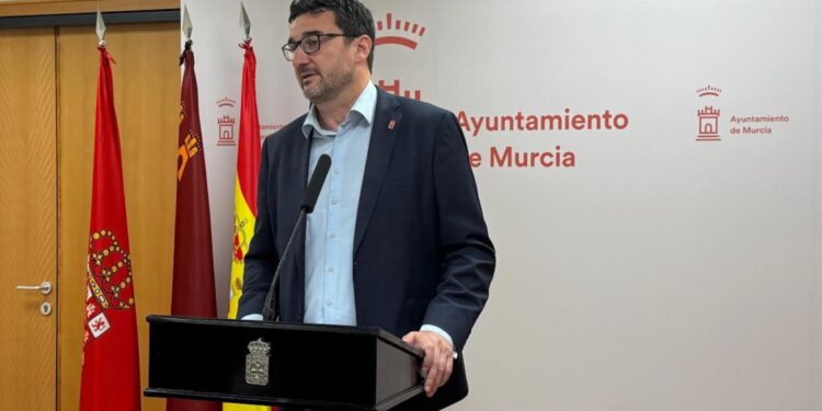 El PSOE denuncia un contrato “a dedo” de 130.000 euros en Murcia y apunta a la falta de control en la gestión municipal