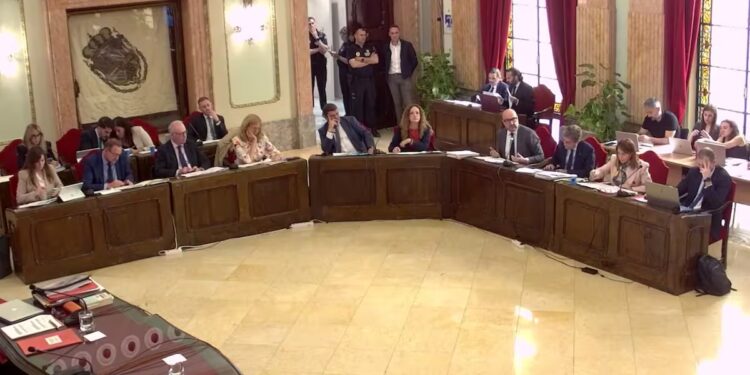 El choque sobre inmigración irrumpe en el Pleno de Murcia y evidencia la alianza de PP y Vox frente al discurso social