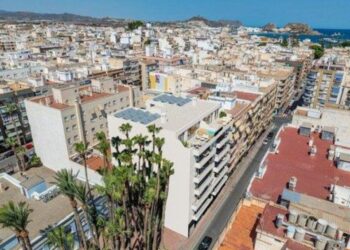 El precio de vivir frente al Mediterráneo empieza a preocupar en Águilas