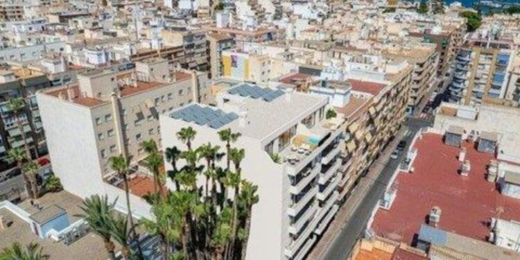 El precio de vivir frente al Mediterráneo empieza a preocupar en Águilas