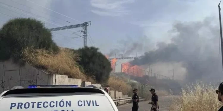 Un incendio obliga a cortar la circulación ferroviaria en Murcia y afecta a trenes de alta velocidad y cercanías