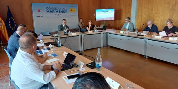 La Región acelera la recuperación del Mar Menor con un nuevo reglamento de vertidos y un plan específico contra los nitratos