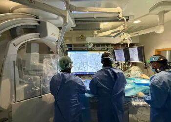 La Arrixaca incorpora una técnica pionera para tratar complejas lesiones vasculares cerebrales a través de la órbita ocular