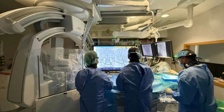 La Arrixaca incorpora una técnica pionera para tratar complejas lesiones vasculares cerebrales a través de la órbita ocular