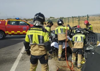 Un fallecido y un herido grave tras un choque entre un turismo y un camión en una carretera de Lorca