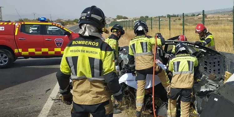 Un fallecido y un herido grave tras un choque entre un turismo y un camión en una carretera de Lorca