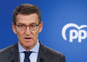 Feijóo anticipa cambios en bajas médicas y ayudas sociales si llega al Gobierno