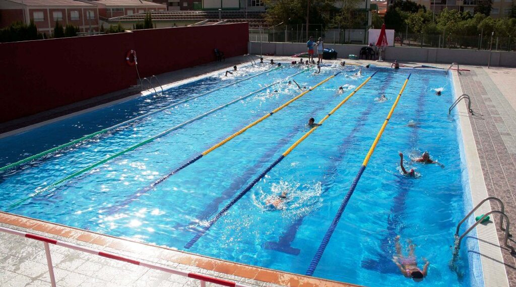Clases de natación en Mazarrón durante las Escuelas Deportivas de Verano