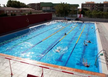 Clases de natación en Mazarrón durante las Escuelas Deportivas de Verano