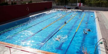 Clases de natación en Mazarrón durante las Escuelas Deportivas de Verano