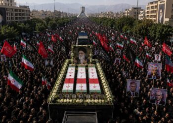 Teherán convierte el adiós a Ali Khamenei en una demostración de fuerza y en un clamor de venganza contra Trump