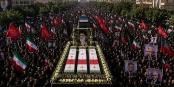 Teherán convierte el adiós a Ali Khamenei en una demostración de fuerza y en un clamor de venganza contra Trump