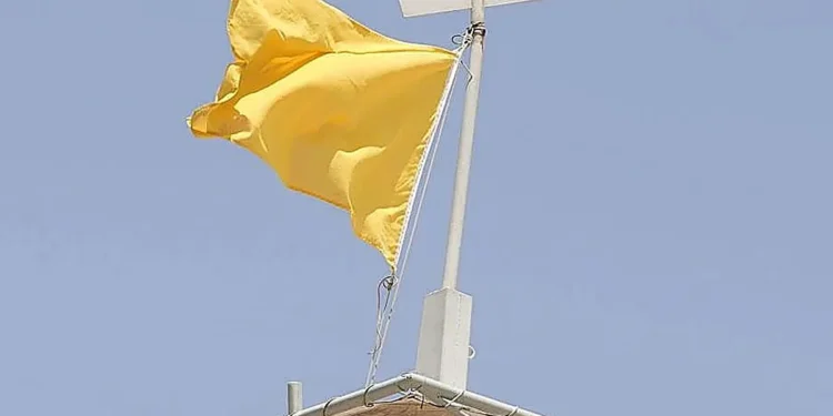 Quince playas de la Región de Murcia izan la bandera amarilla por el estado de la mar