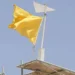Quince playas de la Región de Murcia izan la bandera amarilla por el estado de la mar