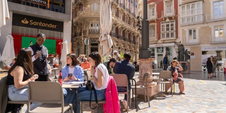 Cartagena registra el menor paro de los últimos 18 años y mejora los datos de empleo de la Región y de España