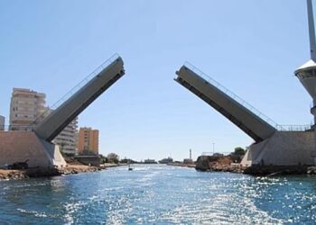 Una avería en el puente del Estacio deja atrapados durante horas a una quincena de veleros en La Manga
