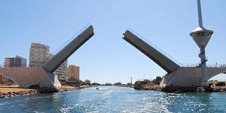 Una avería en el puente del Estacio deja atrapados durante horas a una quincena de veleros en La Manga