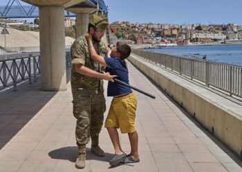 El Gobierno acelera el traslado de menores desde Ceuta mientras aumenta la presión política por la crisis migratoria