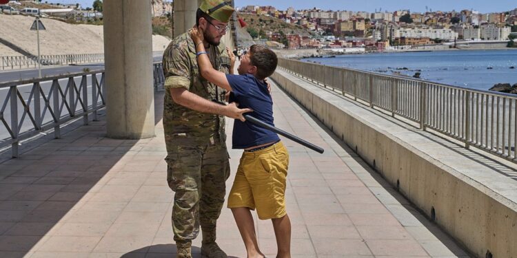 El Gobierno acelera el traslado de menores desde Ceuta mientras aumenta la presión política por la crisis migratoria