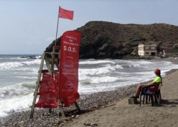 El Mediterráneo se retira hasta siete metros en La Manga y obliga a extremar la precaución en las playas