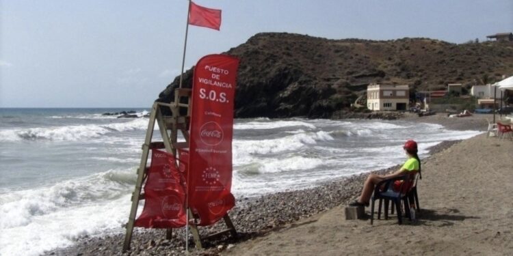 El Mediterráneo se retira hasta siete metros en La Manga y obliga a extremar la precaución en las playas