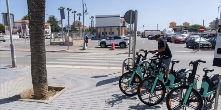 Cabo de Palos abre el debate sobre su futuro: menos coches en el centro y rechazo al parking del puerto