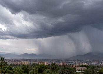 La AEMET anuncia un giro del tiempo en la Región de Murcia: lluvias y tormentas podrían aliviar el calor este lunes