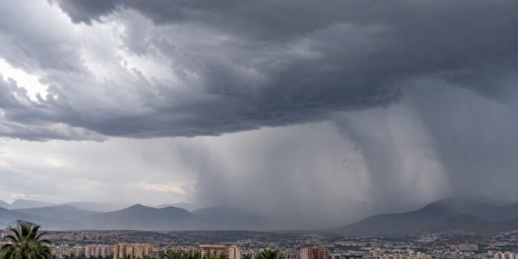 La AEMET anuncia un giro del tiempo en la Región de Murcia: lluvias y tormentas podrían aliviar el calor este lunes