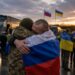 El regreso de 206 militares abre una rara ventana de cooperación entre Moscú y Kiev