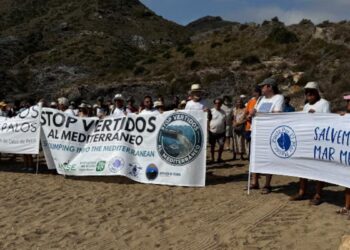 Cala Reona alza la voz contra los vertidos mientras la Comunidad anuncia nuevas mejoras en la depuradora