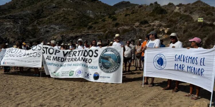 Cala Reona alza la voz contra los vertidos mientras la Comunidad anuncia nuevas mejoras en la depuradora