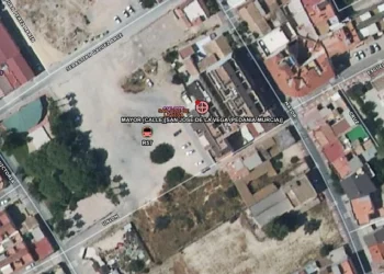 Un vehículo arde en una pedanía de Murcia y obliga a intervenir a los bomberos para evitar que el fuego se propague