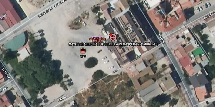 Un vehículo arde en una pedanía de Murcia y obliga a intervenir a los bomberos para evitar que el fuego se propague