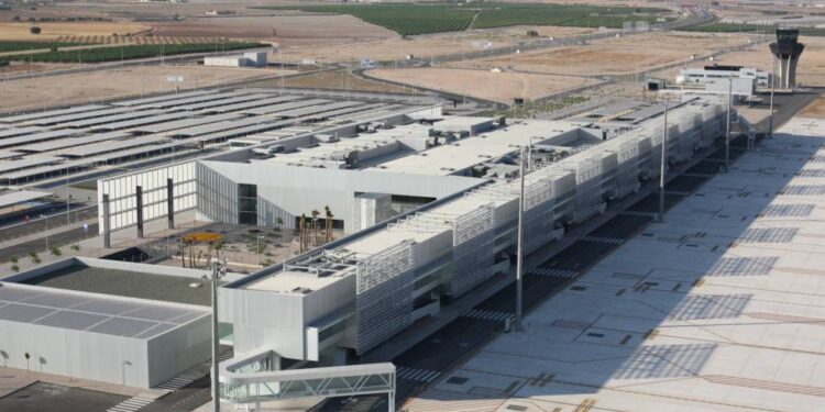 El Aeropuerto Internacional de la Región de Murcia supera los 575.000 pasajeros y consolida su crecimiento en 2026