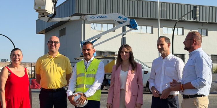 Murcia retira ocho grandes torres eléctricas y casi cuatro kilómetros de cables de Los Rectores y la Costera Norte