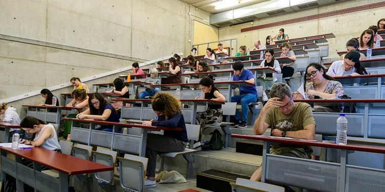Más de cien plazas docentes siguen sin cubrir en los institutos de Murcia con el curso ya comenzado