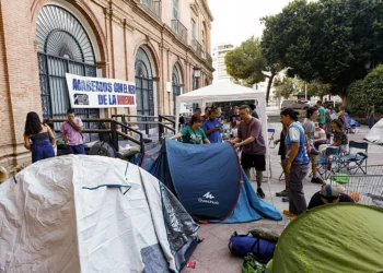 La protesta por la vivienda se instala frente al Ayuntamiento de Murcia