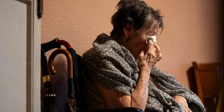 24 horas de un desahucio: de la última noche de Maricarmen en su casa a salir en camilla a los 87 años