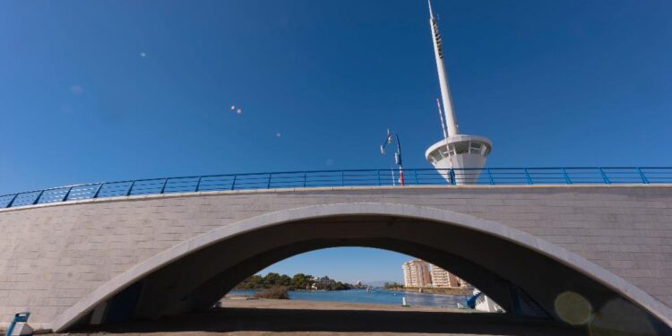 Una nueva avería en el puente del Estacio bloquea el tráfico marítimo en La Manga