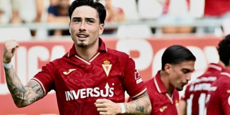 El Real Murcia se pone líder y vuelve a despertar la ilusión tras golear al Teruel