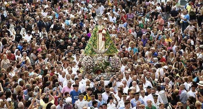 Murcia acompaña a la Fuensanta de regreso a su santuario en el día grande de la Romería