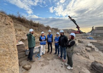 Fortuna descubre una inscripción romana monumental de casi cinco metros en sus antiguos baños