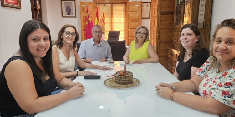 Abanilla refuerza la atención a las familias vulnerables con un nuevo acuerdo con Cáritas