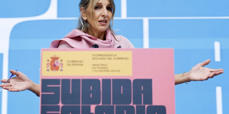 Trabajo prepara una nueva subida del salario mínimo para 2027 y quiere aprobarla antes de las elecciones