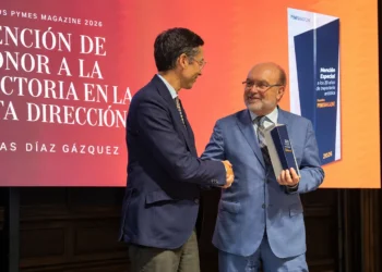 Lucas Díaz, Director General para España de Aqualia, recibiendo la Mención de Honor a su Trayectoria en la Alta Dirección