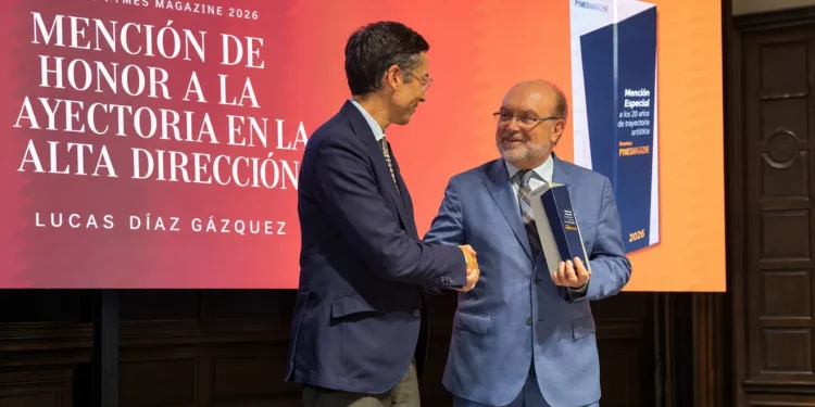 Lucas Díaz, Director General para España de Aqualia, recibiendo la Mención de Honor a su Trayectoria en la Alta Dirección