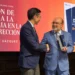 Lucas Díaz, Director General para España de Aqualia, recibiendo la Mención de Honor a su Trayectoria en la Alta Dirección